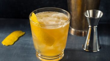 Boozy Refreshing Bourbon Gold Rush Cocktail with Lemon