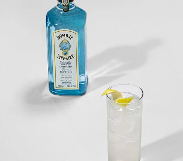 Gin Fizz garnish with a Lemon Twist.