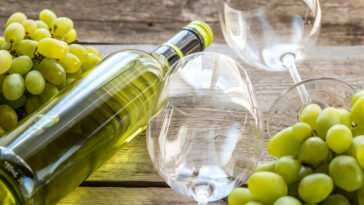 Bottle-and-glasses-of-Sauvignon-Blanc